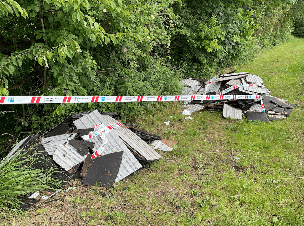 Die Mülldetektive des Düsseldorfer Umweltamtes ermitteln in einem Fall einer besonders rücksichtslosen Müllablagerung in Hubbelrath und bitten die Öffentlichkeit zur Aufklärung um Unterstützung. © Landeshauptstadt Düsseldorf