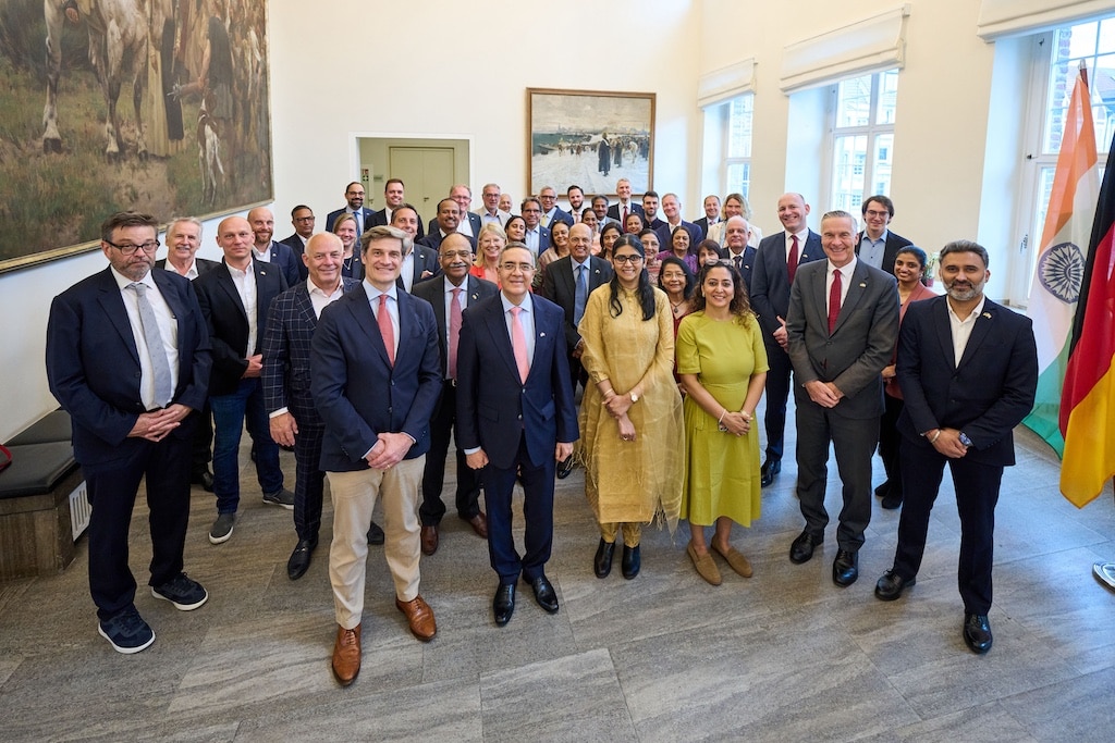 Wirtschaftsdezernent Christian Zaum (vordere Reihe l.) empfängt die Delegation der Indo-German Chamber of Commerce sowie Vertretende der indischen Regierung (v.l. vordere Reihe): Ajit Gupte, indischer Botschafter in Berlin, Shuchita Kishore, indische Generalkonsulin in Frankfurt (Main), Rinsi Sud, Vize-Präsidentin, IGCC, sowie Jan Noether, General Director, IGCC. © Stadt Düsseldorf/Claus Langer