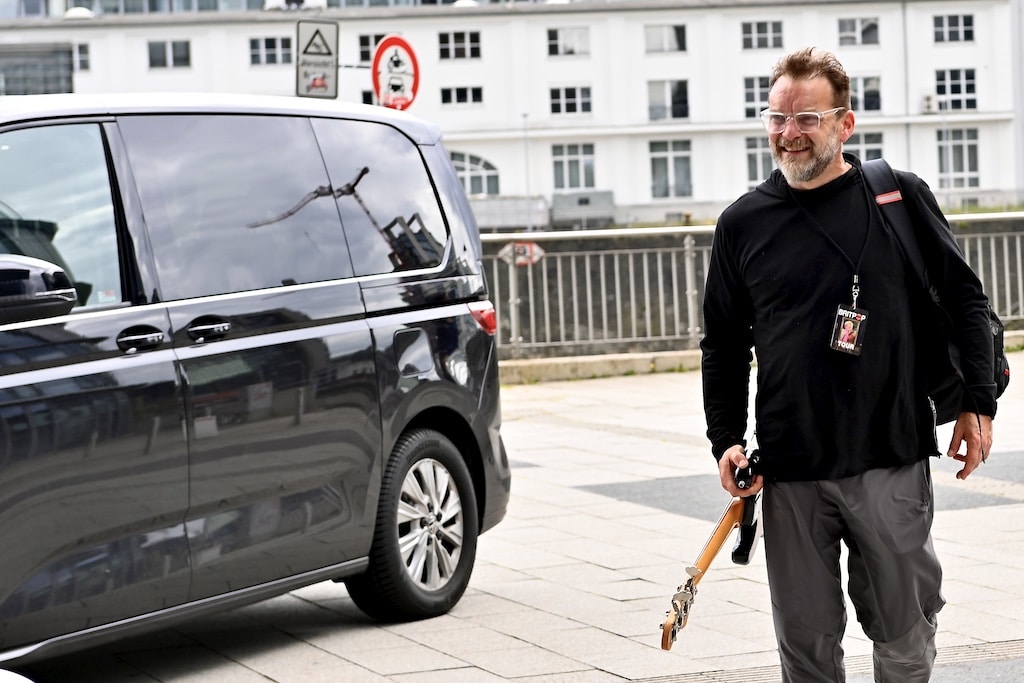 Jerry Meehan ist Bassist in der Band von Robbie Williams. © Loklbüro