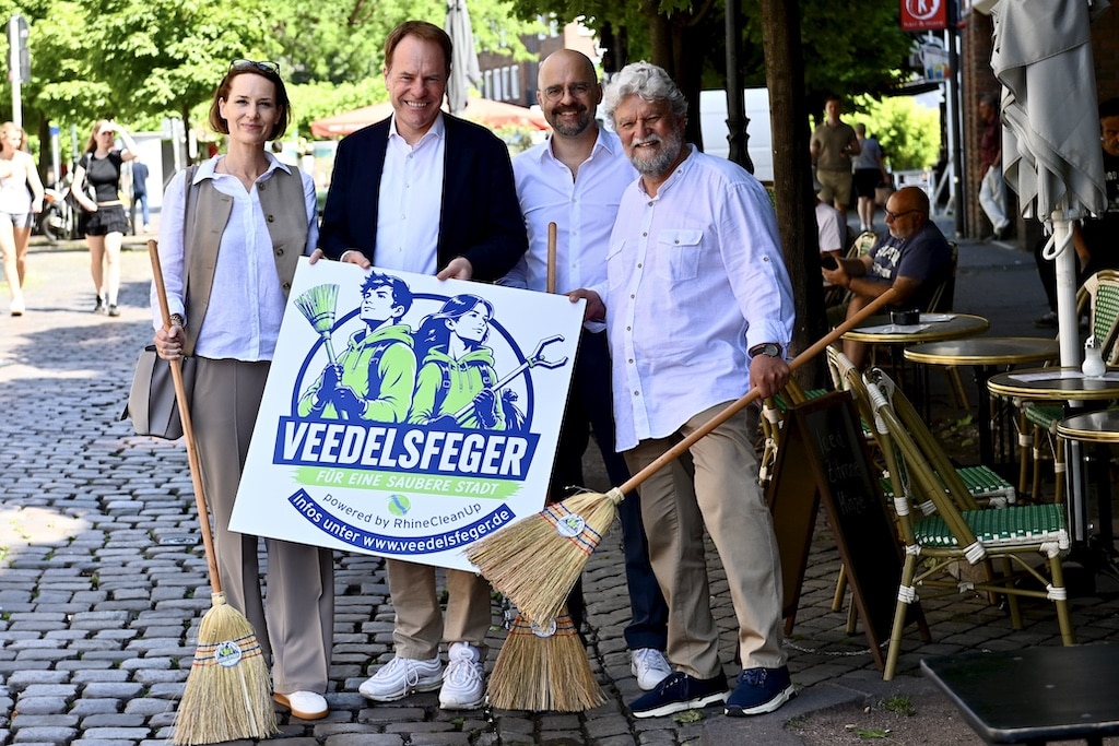 Janina Unger, Oberbürgermeister Stephan Keller, Michael Unger und Rhine-Clean-Up-Organisator Joachim Umbach