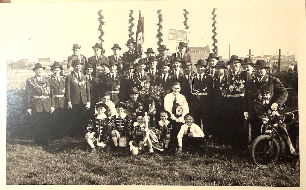 Gesellschaft „Freischütz Tell“ 100jähriges Jubiläum Quelle : St. Rochus–St. Sebastianus Schützenverein Düsseldorf-Flingern e.V.