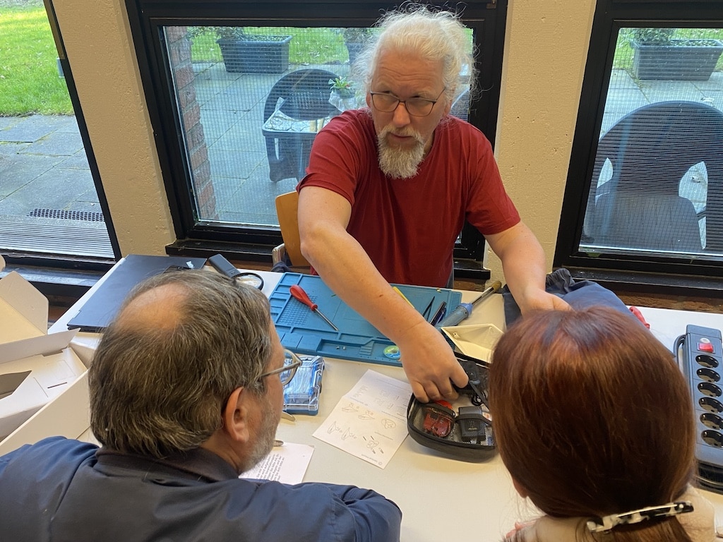 Emsig dran sind die Fachleute im Reparaturcafé Kaiserswerth