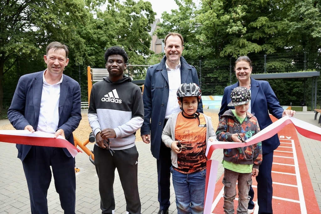 Eröffnung der "Urban-Sport-Arena" im Stadtteil Hassels mit OB Dr. Keller (3. v. l.), Stadtdirektor Burkhard Hintzsche (1.v. l.) und Bezirksbürgermeisterin Melina Schwanke (1. v. r.). Ab jetzt werden Kinder und Jugendliche wie Ridel, Ilias und Louis sich auf der multifunktionalen Sportfläche im Grünzug an der Stendaler Straße austoben können.©&nbsp;Landeshauptstadt Düsseldorf/Ingo Lammert