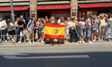 Bad Bunny in Düsseldorf: Hunderte Fans warten vor Hotel – Ordnungsamt sichert Bürgersteig
