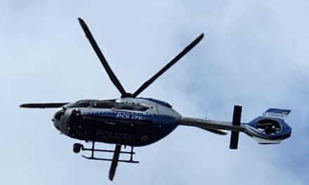 Polizeihubschrauber über der Altstadt