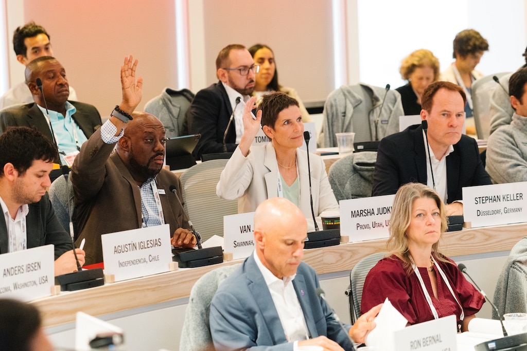 Oberbürgermeister Dr. Stephan Keller (r.) wurde als einer von 46 Oberbürgermeisterinnen und Oberbürgermeistern für den zehnten Jahrgang der Bloomberg Harvard City Leadership Initiative ausgewählt. Das renommierte internationale Führungsprogramm bringt Stadtspitzen aus 15 Ländern zusammen, die gemeinsam mehr als 22 Millionen Menschen vertreten. © Bloomberg IP Holdings LLC