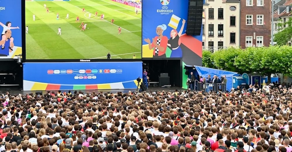 Fußball EM in Düsseldorf Fanzone am Burgplatz © Lokalbüro