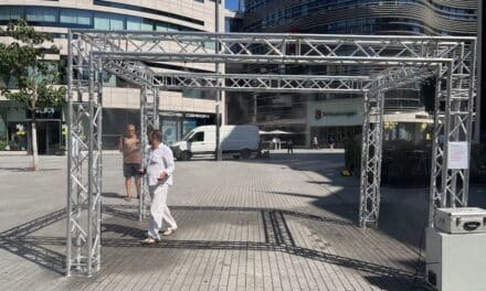 Abkühlung mitten in der City: Brumisateur versprüht feinen Wassernebel auf dem Schadowplatz