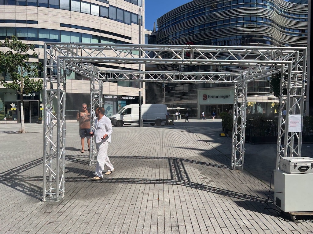 Brumisateur auf dem Schadowplatz in Betrieb © Lokalbüro