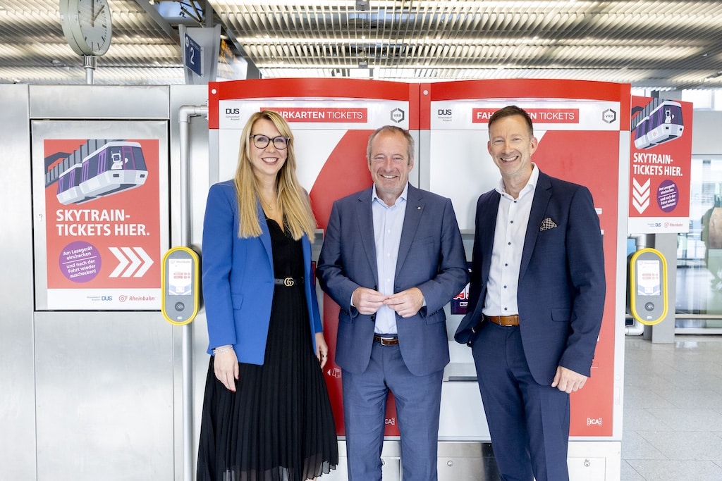 Annette Grabbe, Vorständin der Rheinbahn, Oliver Wittke, Vorstandssprecher des Verkehrsverbundes Rhein-Ruhr und Lars Redeligx, Vorsitzender der Geschäftsführung des Flughafens Düsseldorf freuen sich über den Start des CALO-SkyTrain-Tickets am Flugha