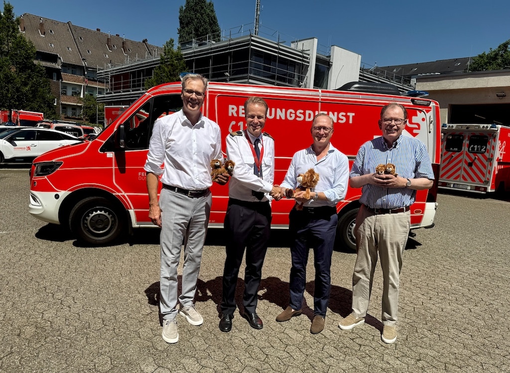 Gern nimmt David von Lieth (2.v.l.) die Spende von Professor Dr. Peter Klenzner, Aktivitätsbeauftragter Lions-Club Düsseldorf an. Auch Dr. Andreas Westhoff, Vorsitztender des Fördervereins und Jörn Braun, der Präsident des Lions Club Düsseldorf (ganz rechts) sind dabei. Foto: Privat