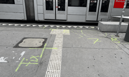 Radfahrer prallt in der Innenstadt gegen Straßenbahn – Mann lebensgefährlich verletzt