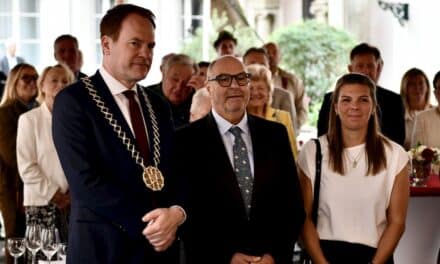 Schützenverein ehrt Mandelbrenner Mario Gagliardi im Rathaus