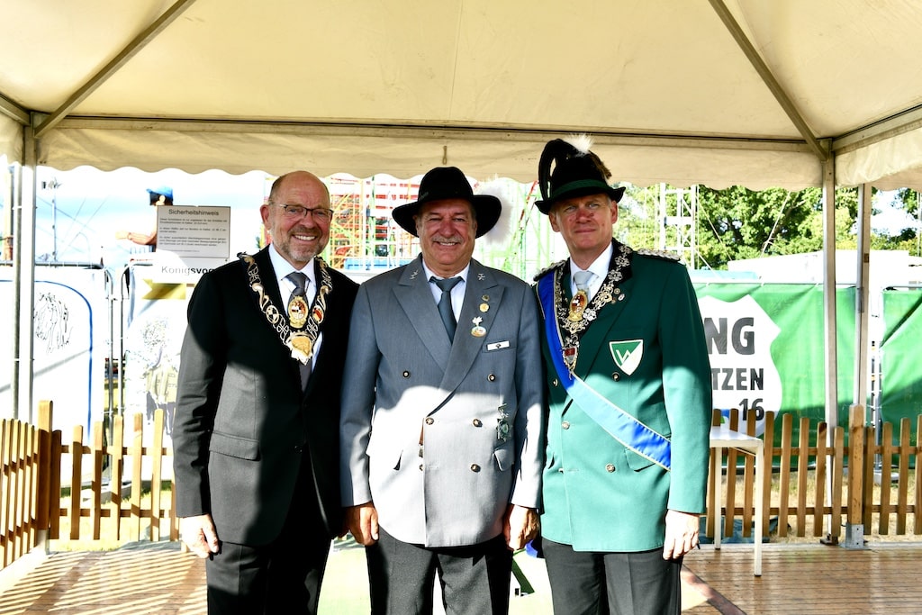 Schützen Cehf Andreas Oaul Stieber, der neue König Karl-Heinz Schmidt und Oberst Torsten Peters © Lokalbüro