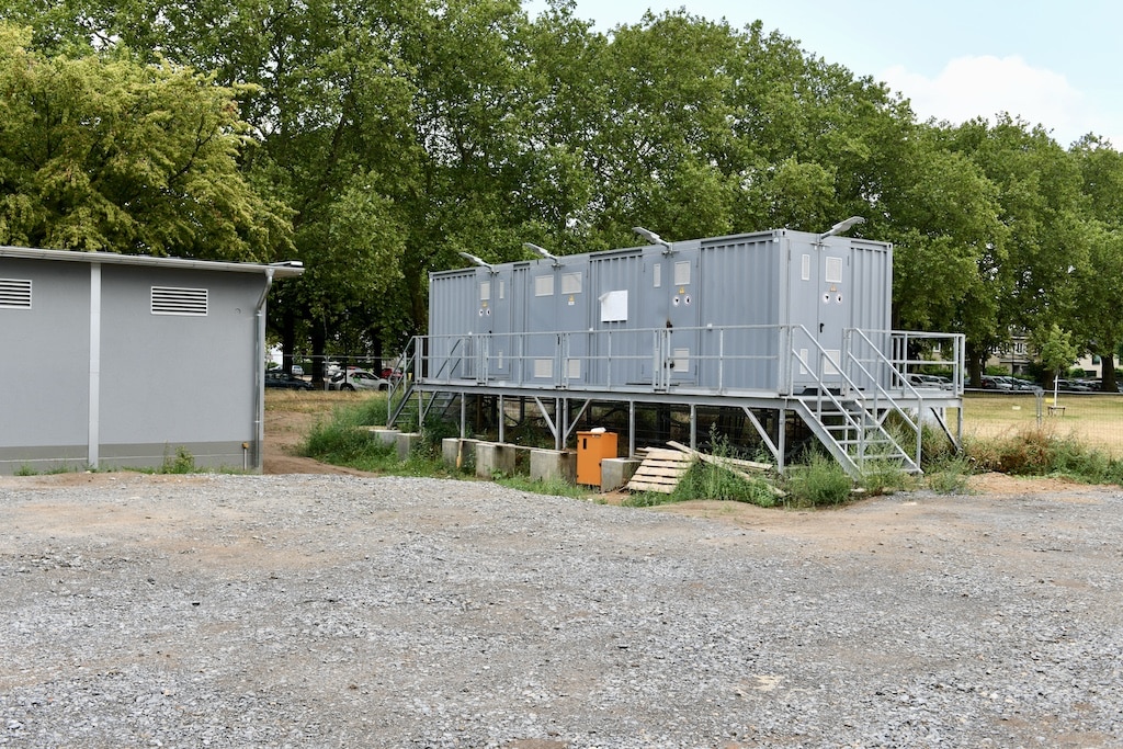 Das neue Unterwerk auf der linken Seite soll bis Ende September fertiggestellt werden. Bis zur Inbetriebnahme übernimmt der mobile Container rechts weiterhin die Stromversorgung. © Lokalbüro