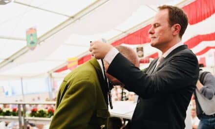 Neue Chefkette für die Sebastianer: Oberbürgermeister übergibt Ersatz für gestohlenes Original