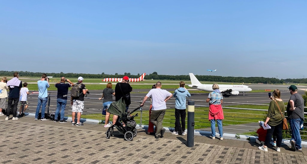 Gute Aussichten: Der Flughafen Düsseldorf öffnet die Terrasse der „Station Airport“ an vier Tagen in den NRW-Sommerferien für Besucherinnen und Besucher. Von dort lassen sich Starts und Landungen aus nächster Nähe beobachten. © Flughafen Düsseldorf