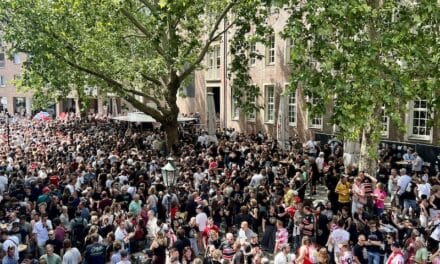 Hosen Hell am Uerige: Ausgelassene Stimmung vor dem Brauhaus