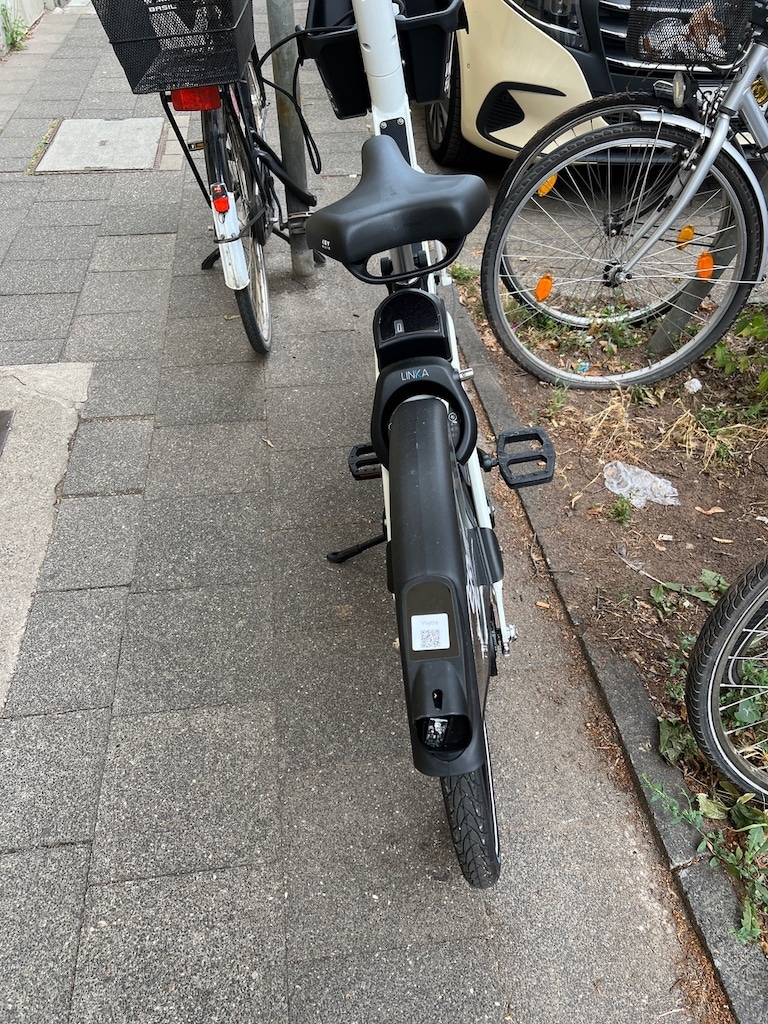 Abgestelltes Fahrrad auf der Schloßstraße © Lokalbüro Abgestelltes Fahrrad auf der Schloßstraße © Lokalbüro
