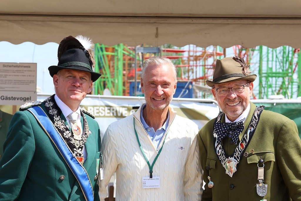 Oberst Torsten Peters, der neue Gästekönig Axel Both und Schützenchef Andreas-Paul Stieber 