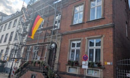 Gerüst am Rathaus in Kaiserswerth bleibt noch