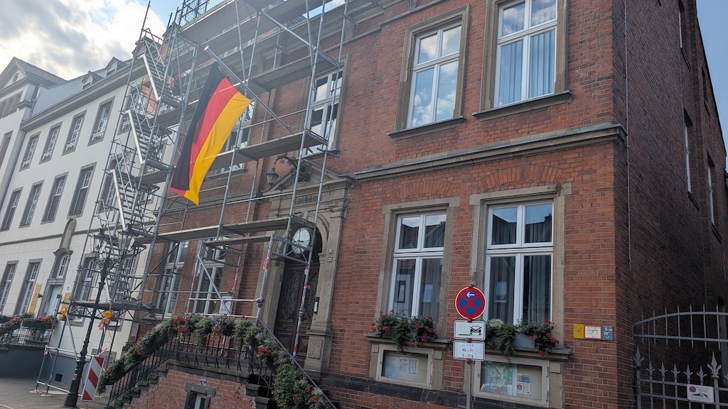 Seit dem Frühjahr 2025 ist das Rathaus eingerüstet © Gabriele Schreckenberg