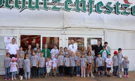 Rund 40 Kinder auf großer Tour: Die Pagen der Sebastianer erkunden die Rheinkirmes
