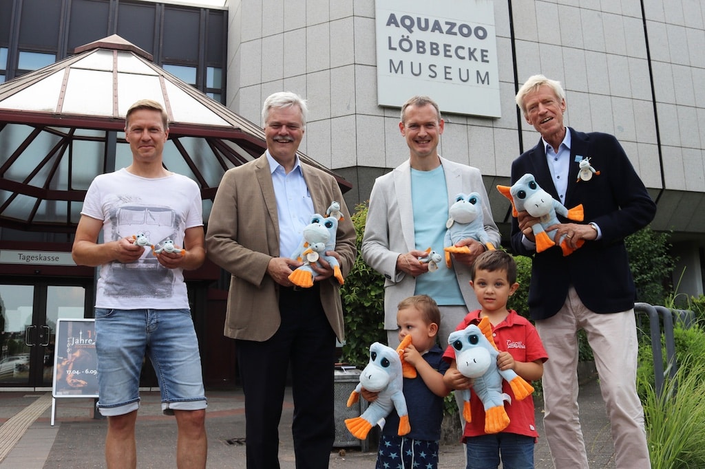 Endlich gibt es Maskottchen Fred auch als Kuscheltier. Darüber freuen sich (v. l.)Matthias Sandkamp (Beauftragter für Mitgliederbetreuung), Michael Fischer
(Vorstandsvorsitzender des Aquazoo-Freundeskreises), Dr. Jochen Reiter (Direktor
des Aquazoos), Ingolf Rayermann (stellv. Vorstandsvorsitzender des Aquazoo-
Freundeskreises) sowie die jungen Aquazoo-Fans Niklas und Moritz, © Aquazoo-
Freundeskreis
