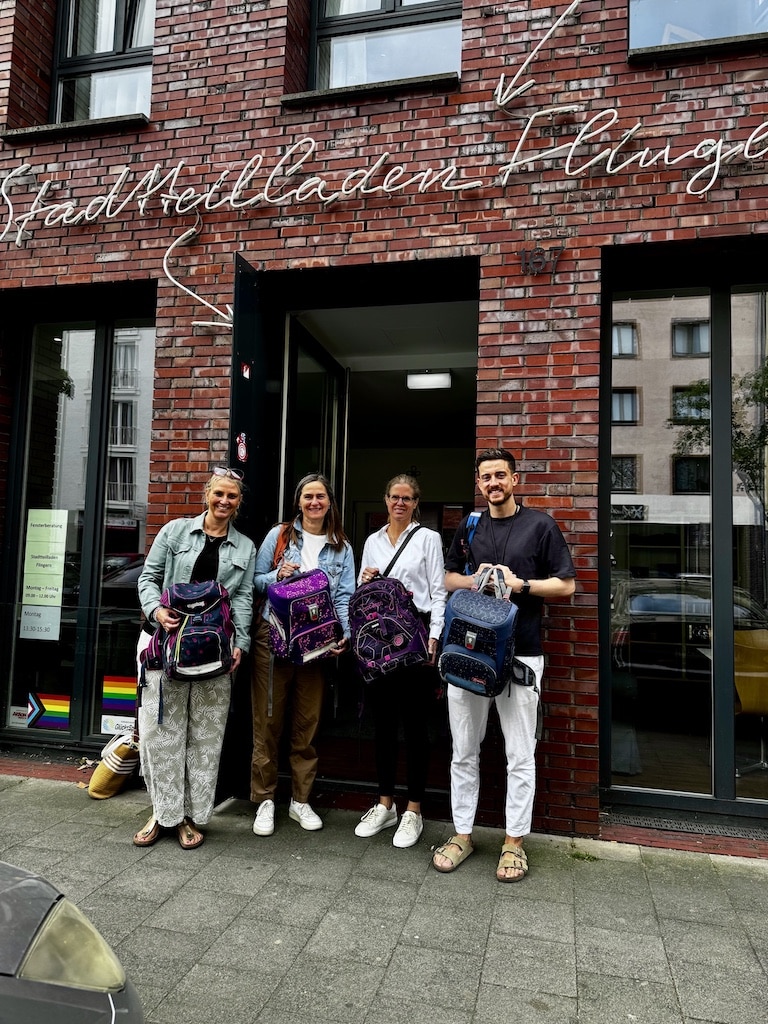 vl. Katrin Melchert, Past-Präsidentin, Nora Winkler, Sekretärin und Alexandra Thannhäuse , alle vom Lions-Club Düsseldorf-Schloss Kalkum, übergeben die Schulranzen an Matthias Kalliebe von der Diakonie © Lions Club Düsseldorf-Schloss Kalkum vl. Katrin Melchert, Past-Präsidentin, Nora Winkler, Sekretärin und Alexandra Thannhäuse , alle vom Lions-Club Düsseldorf-Schloss Kalkum, übergeben die Schulranzen an Matthias Kalliebe von der Diakonie © Lions Club Düsseldorf-Schloss Kalkum