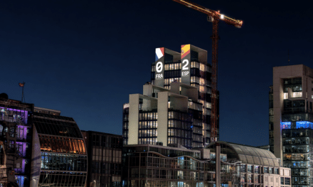Riesen-WM-Countdown leuchtet über dem Medienhafen