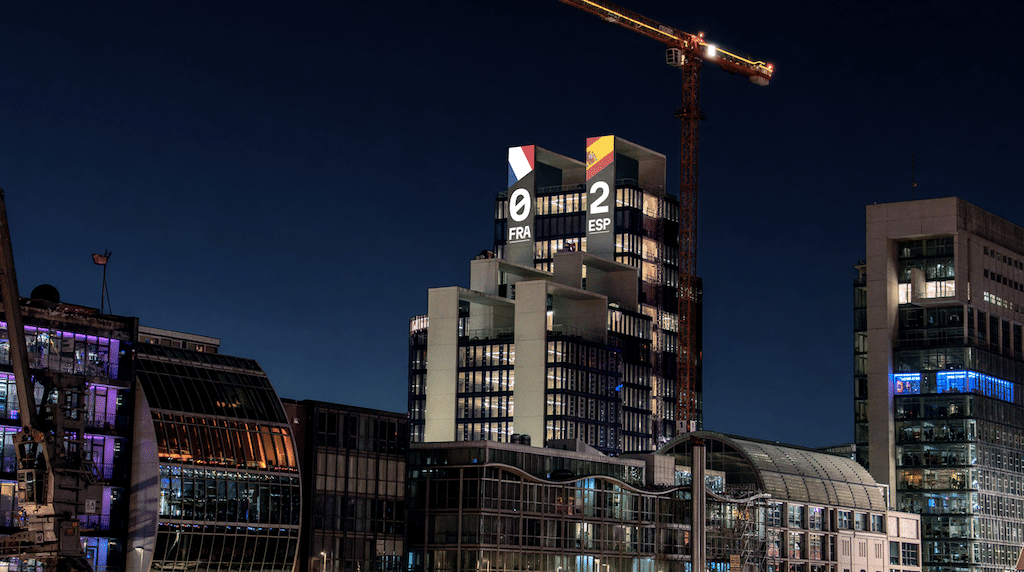 Die Live-Spielstände an den UNIQ TOWERS im Düsseldorfer Medienhafen © Kurios GmbH