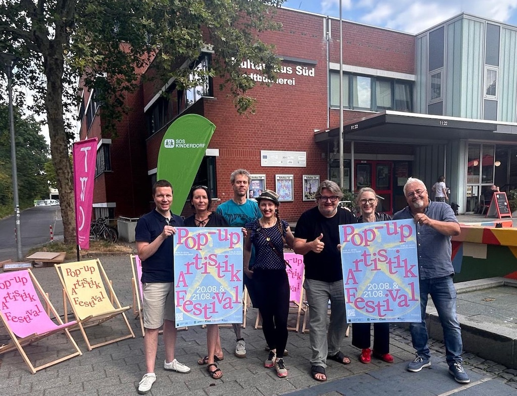 v.l. Nicolai Klosse, Quartiersmanagement Garath / SOS Kinderdorf Düsseldorf, Diana Pohler, Leitung Kulturhaus Süd, Stefan Stichler, Festivalleitung Pop-up Artistik Festival, Corina Bremm, Festivalleitung Pop-up Artistik Festival, Björn Behnsch, Leitung Z4 JFE Hassels Nord, Maren Siegel, Abteilungsleitung Jugendförderung, Amt für Soziales und Jugend, Uwe Sandt, Bezirksvertretung 10 © Melanie Schrader