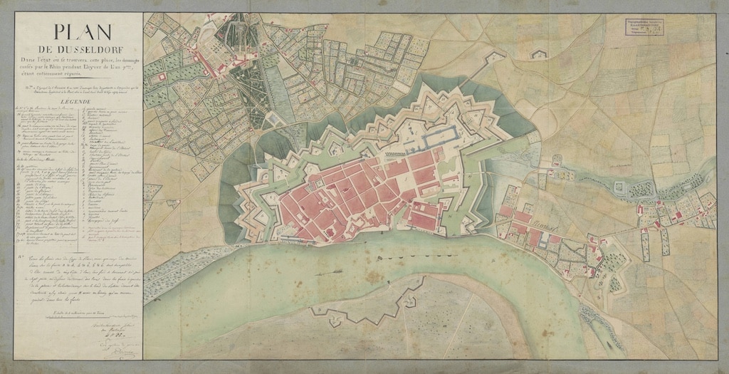 Geplanter Zustand der Düsseldorfer Festung nach Behebung der Hochwasserschäden von 1799. Die Fundstelle ist bei Nummer 35 (letztes "Dreieck" ganz rechts). Bildnachweis: Nationaal Archief Den Haag, Buitenlandse Plans van Vestingen, 4.OBPV, 2.158 Düsseldorf („Das Nationalarchiv verzichtet aktiv auf sein Urheberrecht an Scans von Fotos, Karten und Dokumenten. Dadurch wird die Weiterverwendung dieser Bilder so einfach wie möglich gestaltet. Dies gilt nur für Bilder, für die ein Download-Button verfügbar ist und die mit dem Label „Public Domain“ oder „CC0“ gekennzeichnet sind“ – siehe  https://www.nationaalarchief.nl/onderzoeken/archief/4.OBPV/invnr/@2.158/file/NL-HaNA_4.OBPV_2.158 ) © Nationaal Archief Den Haag