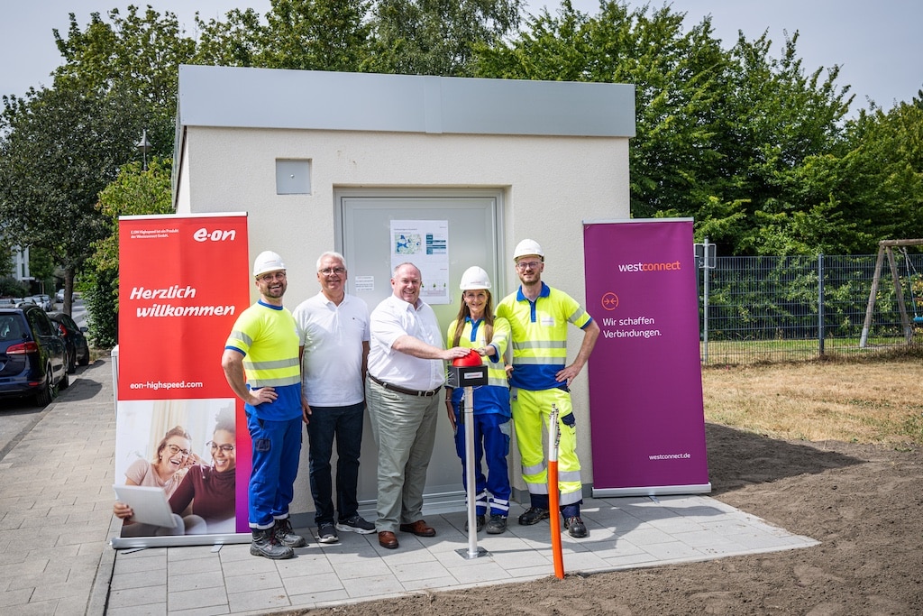 In Ludenberg wurde heute symbolisch ein "Point of Presence" (PoP) des Glasfaser-Netzbetreibers Westconnect in Betrieb genommen (v. l.): Peter Sosna (Rollout-Manager bei Westconnect), Martin Lutz (Gigabitkoordinator der Landeshauptstadt Düsseldorf), Olaf Wagner (Beigeordneter für Personal, Organisation, Digitalisierung und Bürgerservice der Landeshauptstadt Düsseldorf), Sandra Etterichretz (Managerin für Regionale Kooperationen bei Westconnect) und Christopher Ifang (Projektentwicklung der Westconnect). © Westconnect