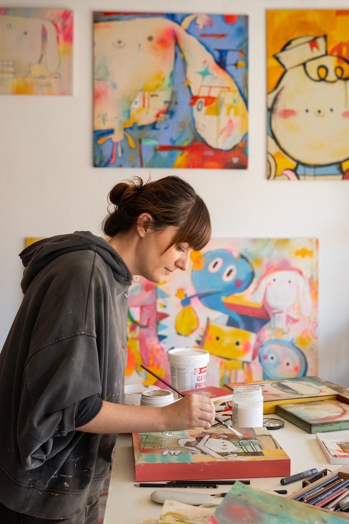 Lucia Astuy in ihrem Atelier in Madrid: Mit feinem Pinselstrich und viel Liebe zum Detail entstehen ihre farbenfrohen Bilderwelten. © © Paula Dornan Lucia Astuy in ihrem Atelier in Madrid: Mit feinem Pinselstrich und viel Liebe zum Detail entstehen ihre farbenfrohen Bilderwelten. © © Paula Dornan