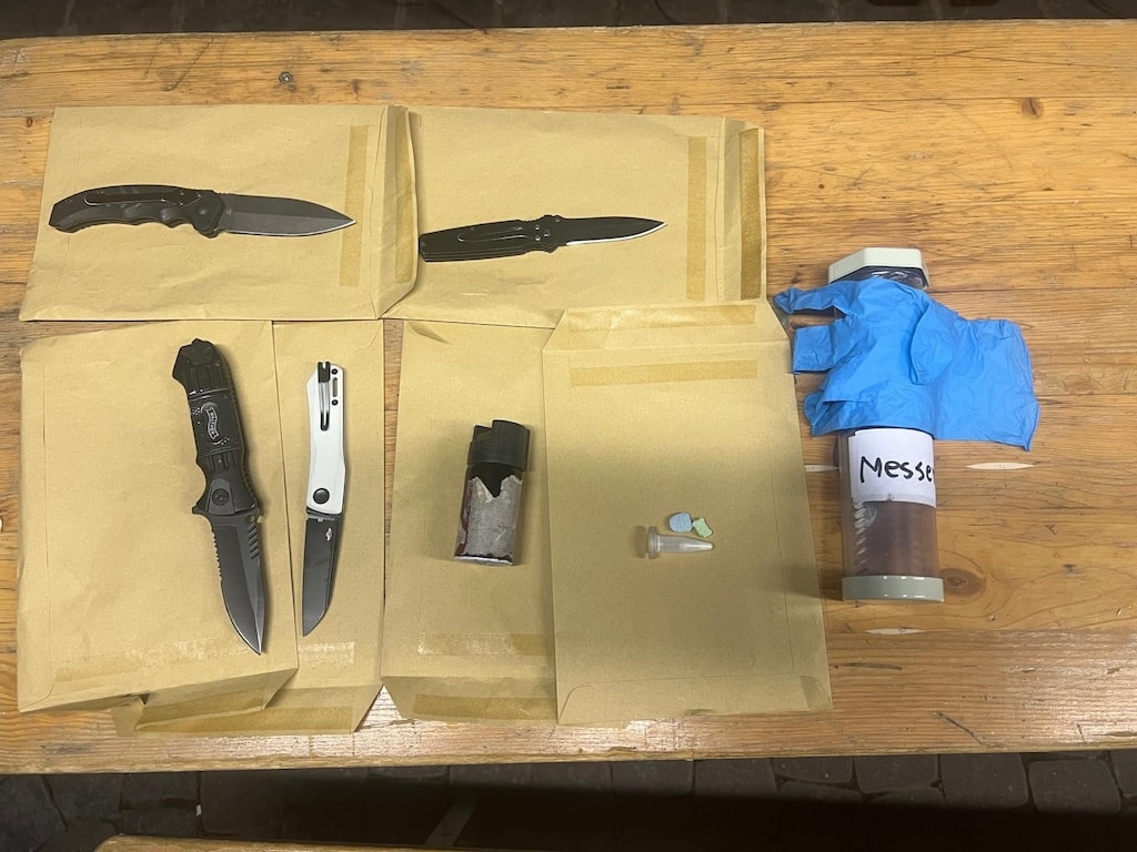 Teil der sichergestellen Waffen und Drogen © Lokalbüro Teil der sichergestellen Waffen und Drogen © Lokalbüro