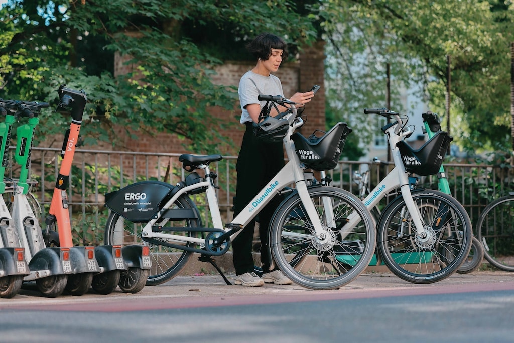 Studierende, Anwohnende und Interessierte sind bei der Eröffnung der Mobilitätsstation Pfalzstraße herzlich eingeladen, sich über das neue Mobilitätsangebot am Campus zu informieren, insbesondere über das neue städtischen Mietfahrradsystem. Auch Probefahrten mit den Düsselbikes sind möglich. © Connected Mobility Düsseldorf