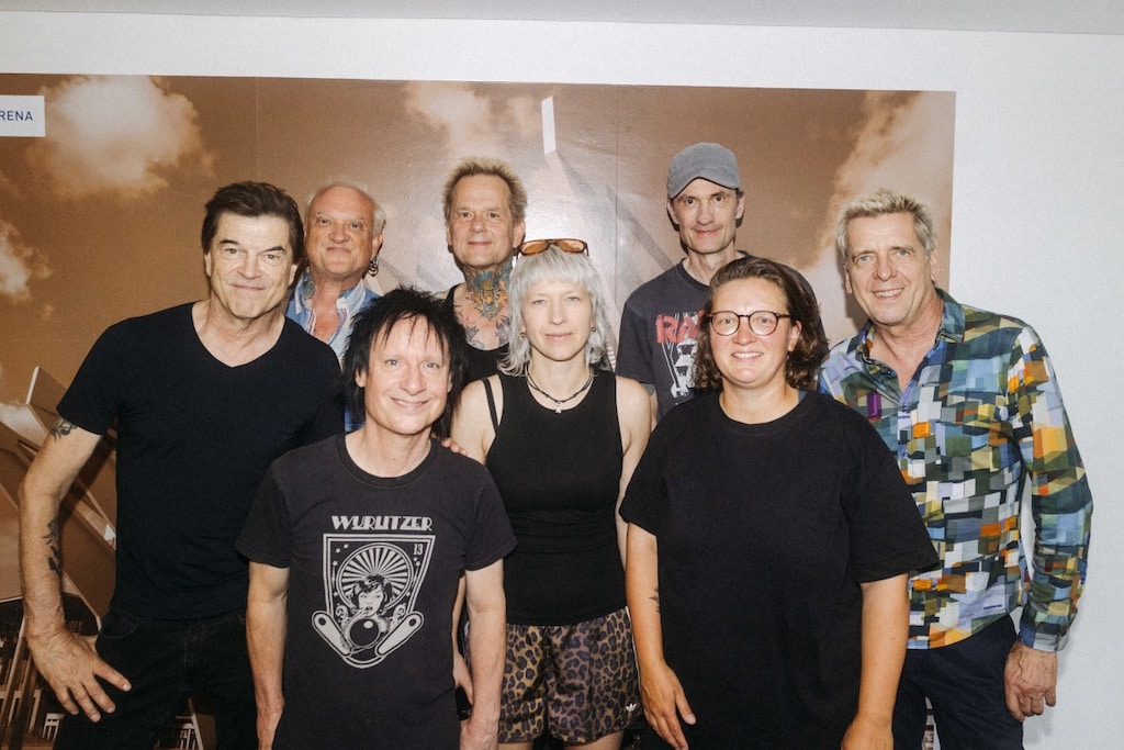 Setzten gemeinsam das Nachhaltigkeitskonzept auf der „Trink aus! Wir müssen gehen“-Tour 2026 um: Die Toten Hosen, Kiki Ressler (Tourneeveranstalter KKT), Melissa Lorz (Produktionsleitung KKT), Jule Kauert (Impact- und Nachhaltigkeitsstrategie Loft Concerts)Foto: Bastian Bochinski