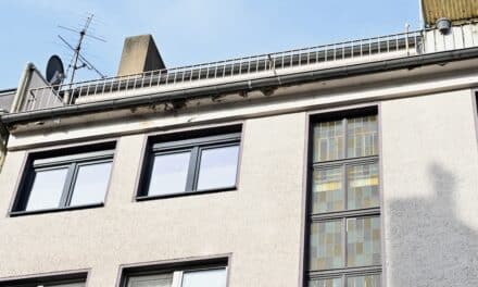 Feuerwehreinsatz in Düsseldorf-Friedrichstadt: Sorge um einsturzgefährdeten Balkon