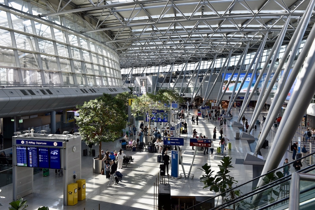 Symbolbild Abflughalle Flughafen Düsseldorf © Lokalbüro
