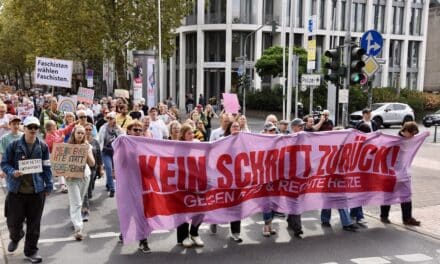 20.000 Menschen demonstrieren in Düsseldorf gegen AfD und Rechtsextremismus