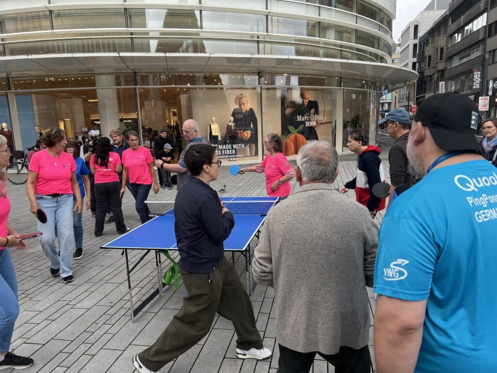 Auf dem Schadowplatz wurde abwechselnd Tischtennis gespielt – auch Passantinnen und Passanten griffen spontan zum Schläger © Lokalbüro