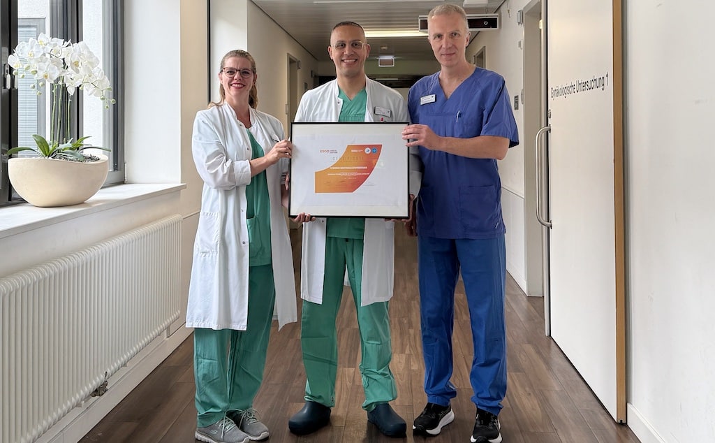 Dr. med. Friederike Rawert, Oberärztin, Dr. med. Saher Baransi (Departmentleiter, Gynäkologie und Gynäkologische Onkologie), Prof. Dr. med. Ralf Schmitz, Chefarzt der Klinik für Gynäkologie und Geburtshilfe freuen sich über die Auszeichnungen © Kaiserswerther Diakonie