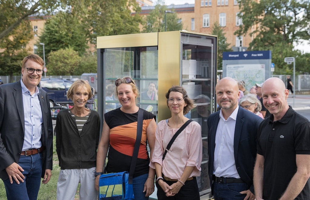 Bezirksbürgermeister Dr. Thorsten Graeßner, Maren Jungclaus (Literaturbüro NRW), Nicola Klinkhamer und Claudia Schiebel (Patinnen des Bücherschrankes), Dr. Markus Bönte, Geschäftsführer der Medizinischen Fakultät der HHU und Autor Sven-André Dreyer am neuen Offenen Bücherschrank an der Himmelgeister Straße. © HHU / Nicolas Stumpe